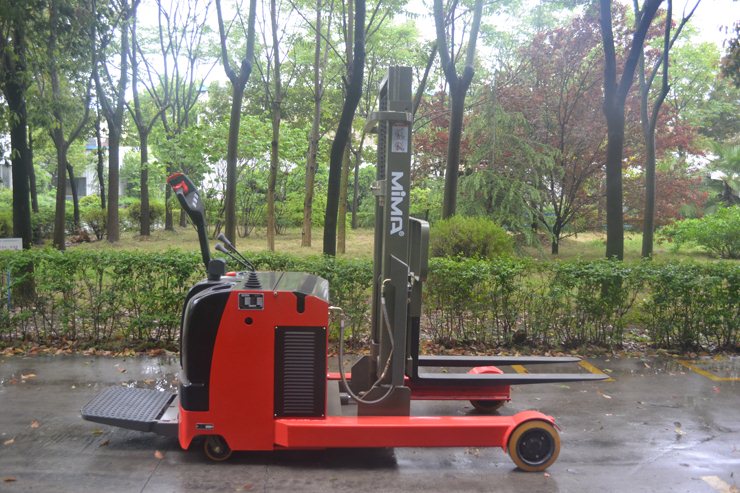 “湖南榮洲機械設(shè)備有限公司，移動式升降平臺價格，湖南升降貨梯，塑料托盤批發(fā)，固定式升降平臺，曲臂式升降平臺，汽車尾板，全電動叉車”