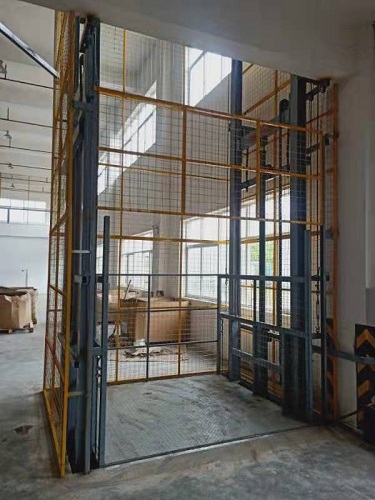 導(dǎo)軌鏈條式液壓升降平臺 導(dǎo)軌鏈條式液壓升降平臺